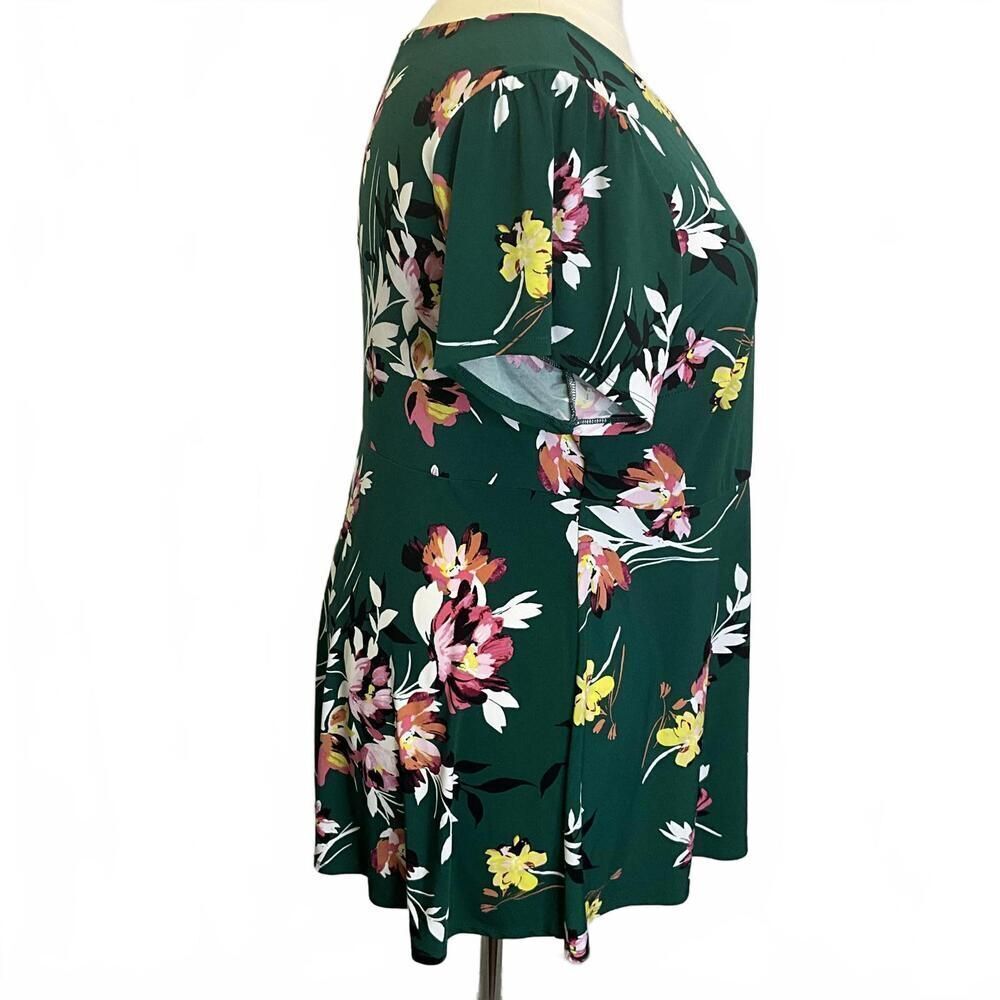 Torrid Women's Size 3, 2XL Green Floral Faux Wrapped Tunic Short Sleeve - Picture 4 of 12